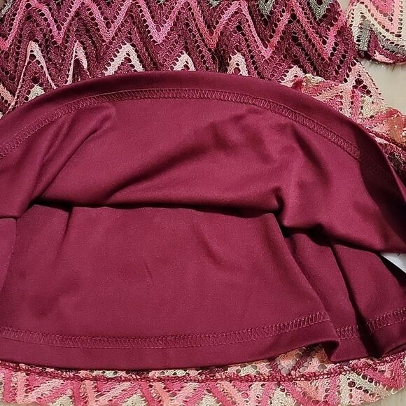 RED AND PINK CHEVRON PATTERNED DRESS WITH BELL SLEEVES, SIZE 4 - Picture 7 of 8